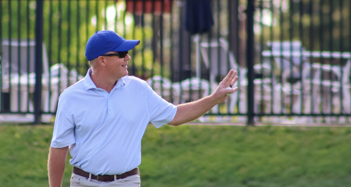 David Smith acknowledging the crowd after his final putt.
