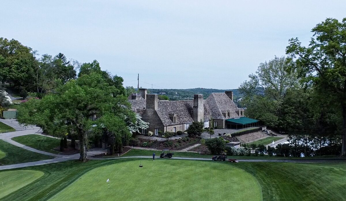 The 18th green and clubhouse at Longue Vue Club.